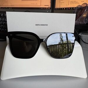 Gentle Monster sunglasses like new Sal01